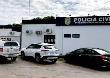 Homem é morto a facadas e polícia procura pelo autor