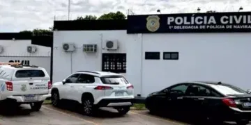 Homem é morto a facadas e polícia procura pelo autor