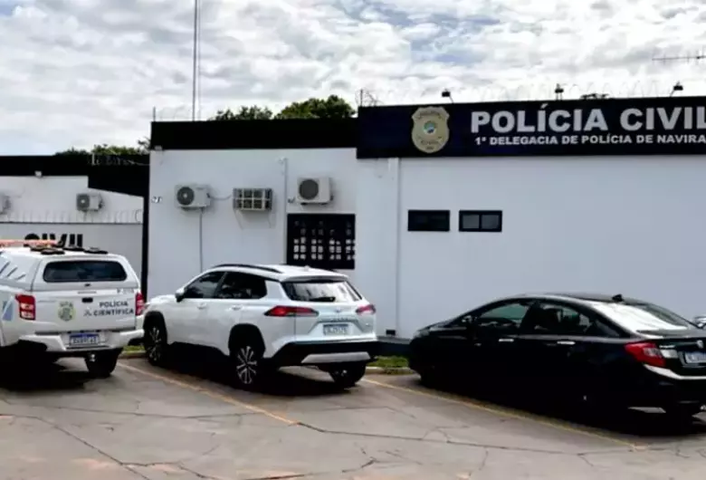 Homem é morto a facadas e polícia procura pelo autor