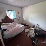 Mulher é presa por maus-tratos e tráfico após polícia encontrar droga em casa com criança