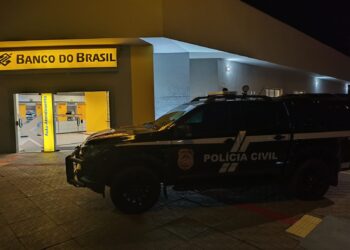 Plano frustrado: alarme dispara e criminosos abandonam tentativa de furto em agência bancária Plano frustrado: alarme dispara e criminosos abandonam tentativa de furto em agência bancária