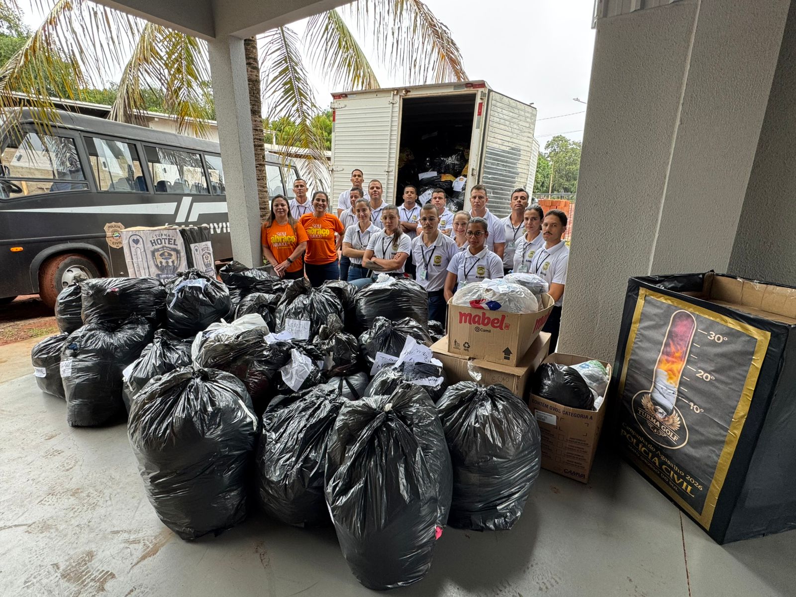 Alunos da Acadepol-MS doam mais de 1,5 mil agasalhos em campanha solidária em Campo Grande