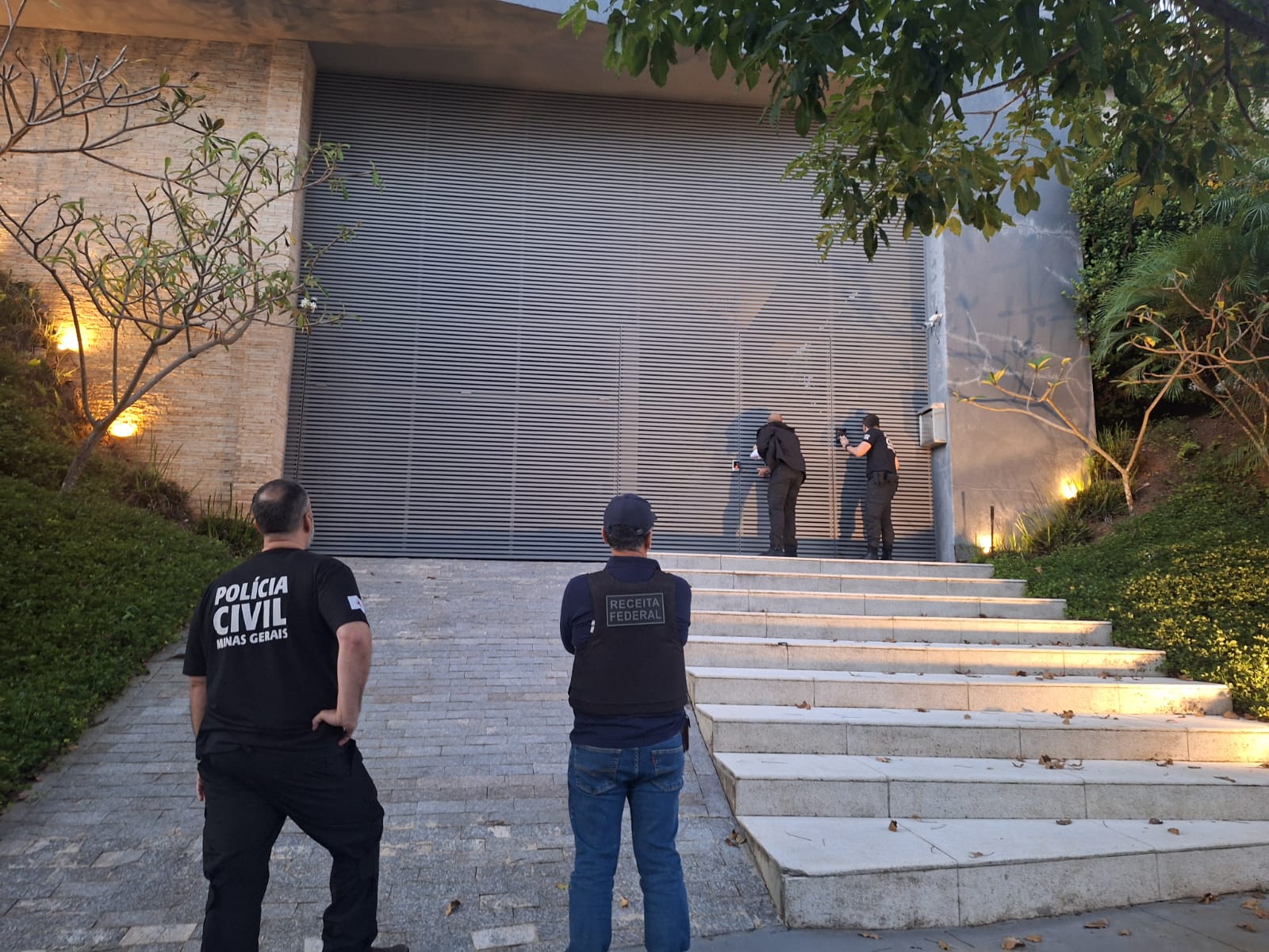 Advogados são presos em operação que apura fraude milionária em medicamentos contra o câncer