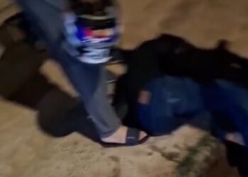 Mulher pula de moto em movimento para fugir do ex, que é agredido por moradores