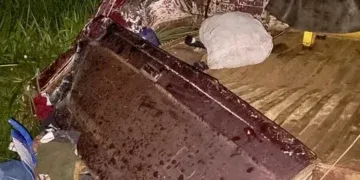 Pane mecânica provoca acidente entre caminhonete e carreta na BR-060