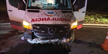 Ambulância com gestante entubada sai da pista após motorista cochilar na BR-262