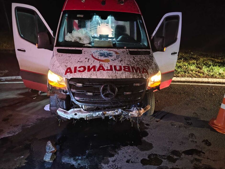 Ambulância com gestante entubada sai da pista após motorista cochilar na BR-262