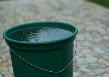 Filha tenta atacar mãe com balde de água quente