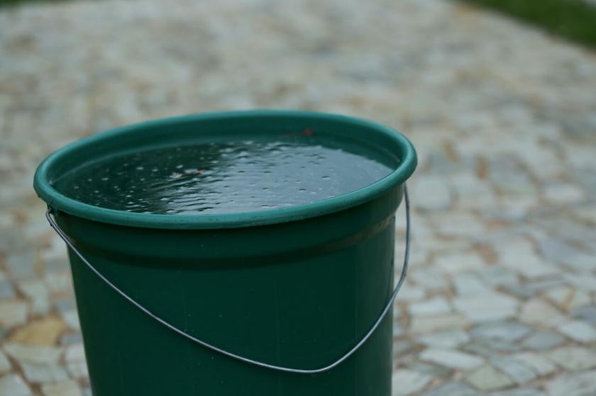 Filha tenta atacar mãe com balde de água quente