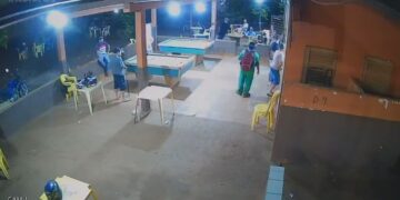 Sentado com o inimigo: homem chega, bebe, mata “amigo” e é preso em seguida