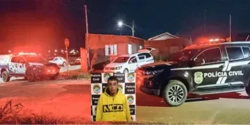 Homem é morto com facadas no pescoço dentro de casa