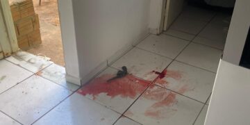 Perdeu: bandido parte para cima de PMs do Choque e acaba morto