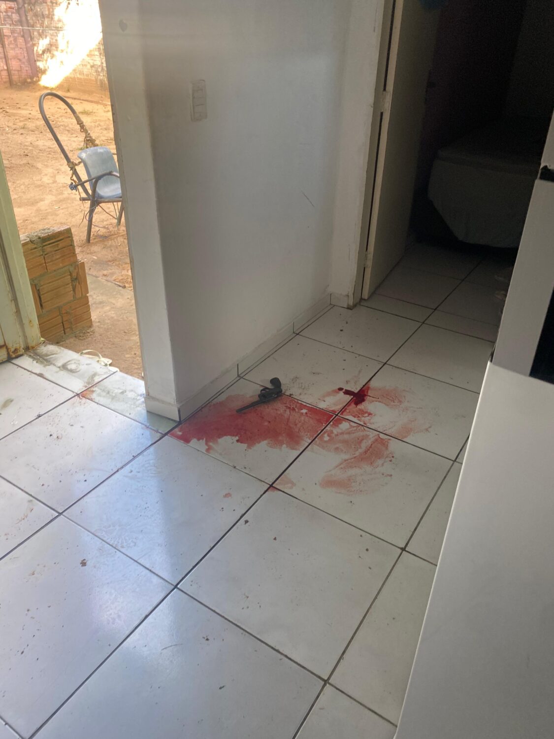 Perdeu: bandido parte para cima de PMs do Choque e acaba morto