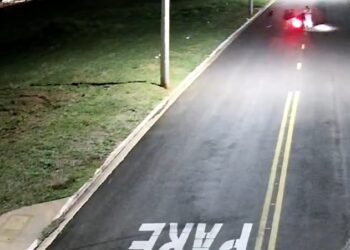 Vídeo mostra momento em que bebê é atropelada por adolescente em moto; menina morreu após alta