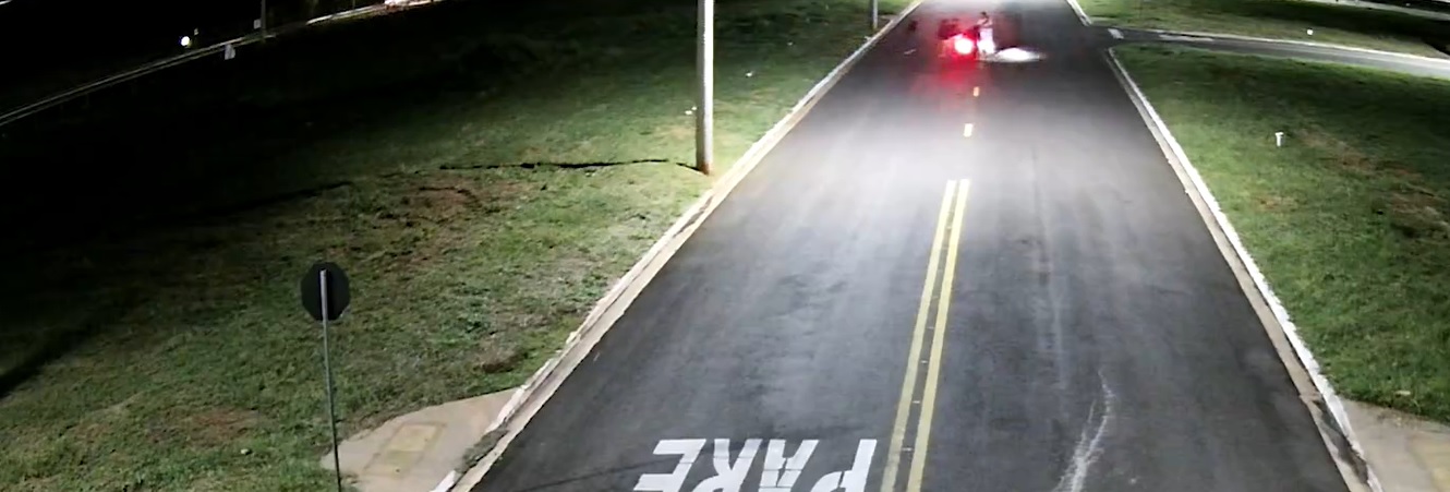 Vídeo mostra momento em que bebê é atropelada por adolescente em moto; menina morreu após alta