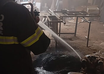 Bombeiros controlam incêndio em marcenaria e evitam que fogo se espalhe pelo imóvel