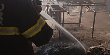 Bombeiros controlam incêndio em marcenaria e evitam que fogo se espalhe pelo imóvel