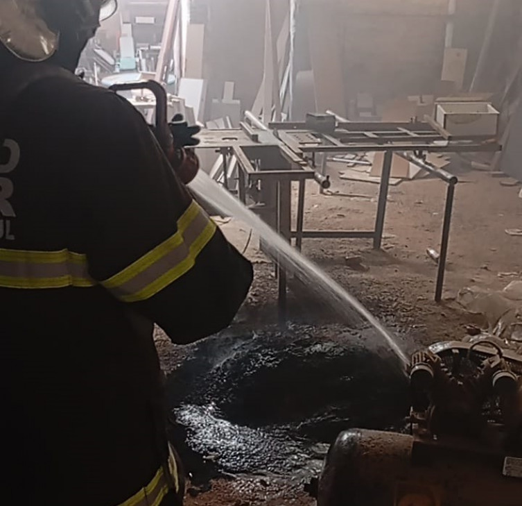 Bombeiros controlam incêndio em marcenaria e evitam que fogo se espalhe pelo imóvel