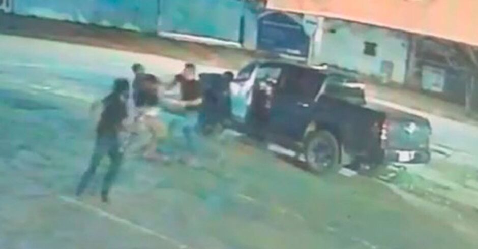 Vídeo: Atacado por casal de andarilhos, dono de restaurante reage e câmeras desmentem versão de agressão