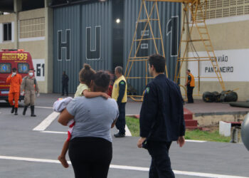 Bombeiros e Marinha fazem resgate aéreo de criança em área isolada do Pantanal