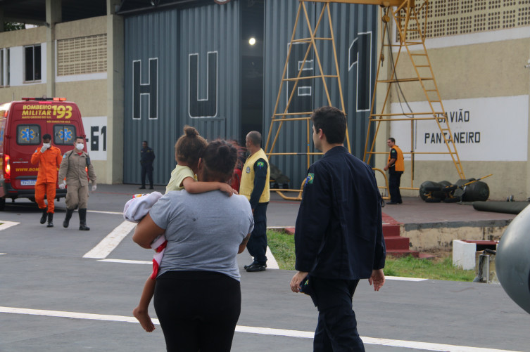 Bombeiros e Marinha fazem resgate aéreo de criança em área isolada do Pantanal