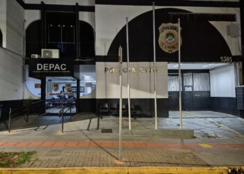 Homem é preso após agredir mulher em frente à delegacia