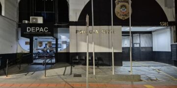 Homem é preso após agredir mulher em frente à delegacia