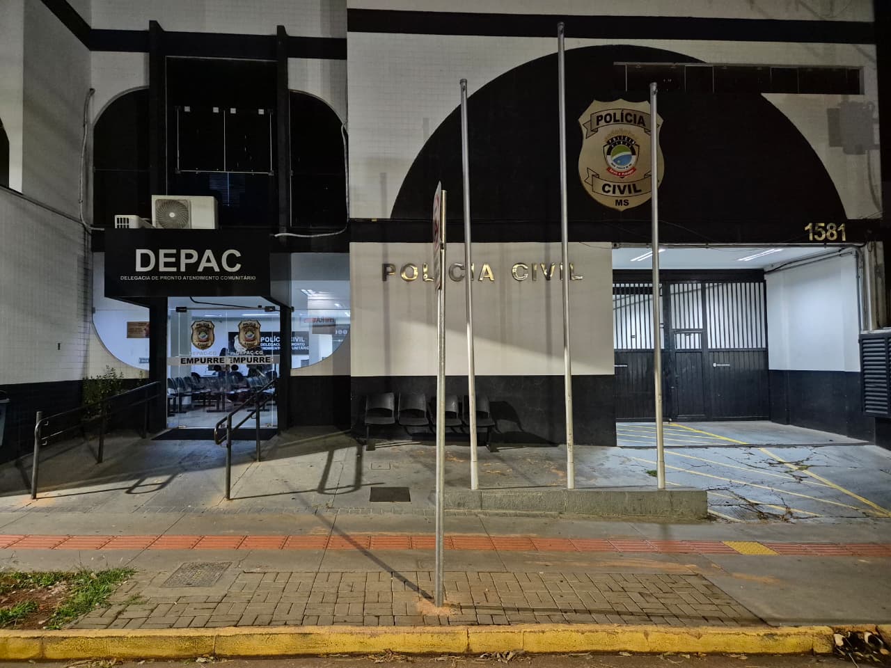 Homem é preso após agredir mulher em frente à delegacia