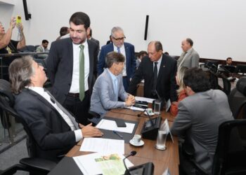 Deputados votam na sessão desta terça-feira doação de imóvel e outros dois projetos