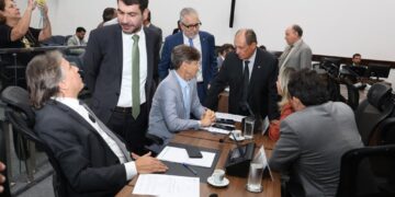 Deputados votam na sessão desta terça-feira doação de imóvel e outros dois projetos