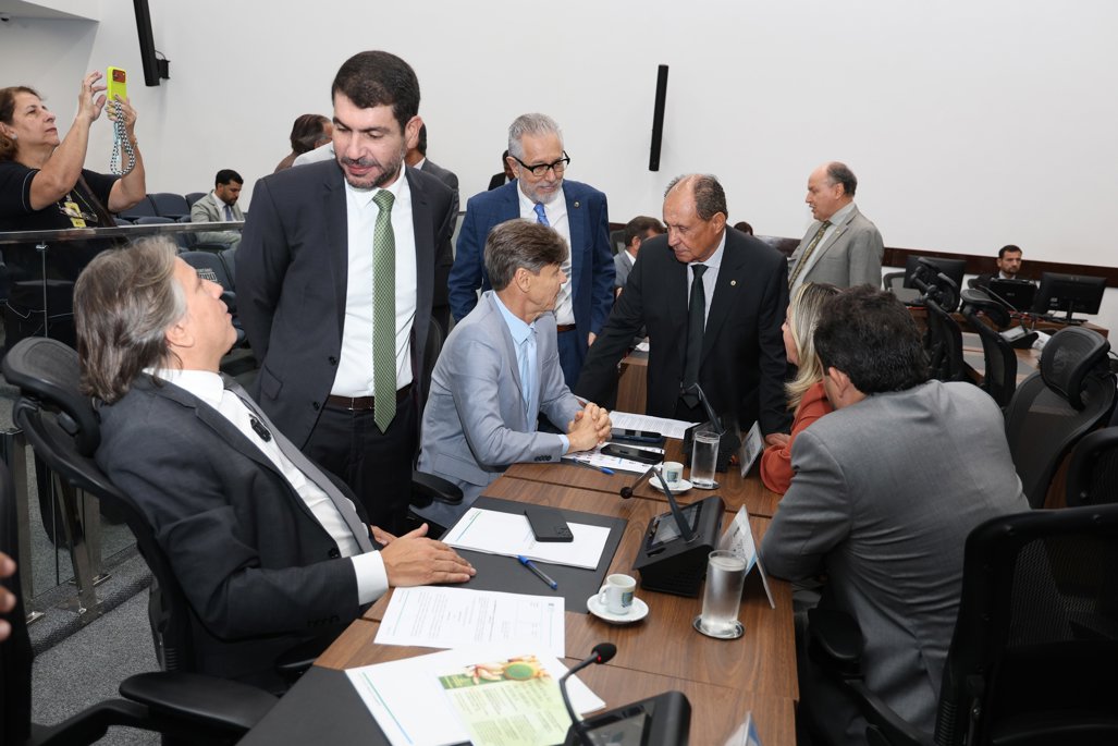 Deputados votam na sessão desta terça-feira doação de imóvel e outros dois projetos