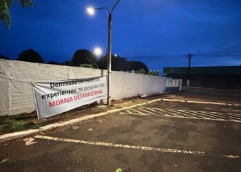 Faixas em Dourados criticam licitação e saída de médicos da UPA e Hospital da Vida Faixas em Dourados criticam licitação e saída de médicos da UPA e Hospital da Vida