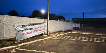 Faixas em Dourados criticam licitação e saída de médicos da UPA e Hospital da Vida