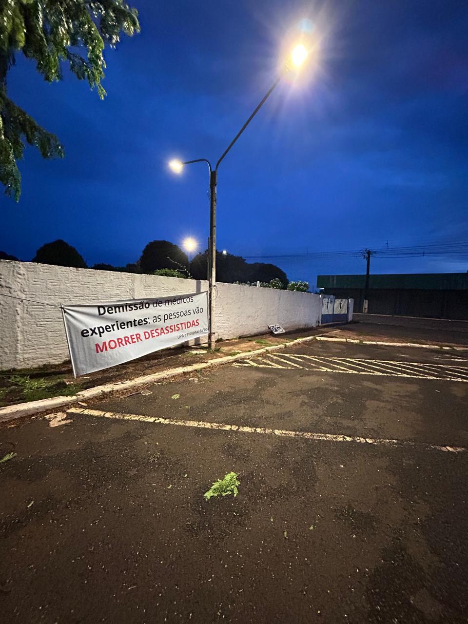 Faixas em Dourados criticam licitação e saída de médicos da UPA e Hospital da Vida