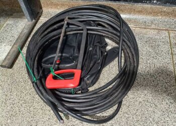 Homem é amarrado por moradores após tentativa de furto de cabos