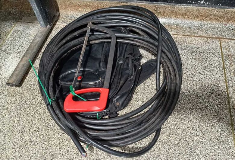 Homem é amarrado por moradores após tentativa de furto de cabos