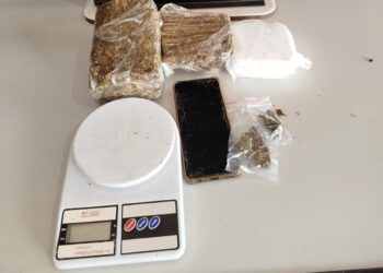 Suspeito é preso com drogas e moto usada em entregas no bairro Panamá Suspeito é preso com drogas e moto usada em entregas no bairro Panamá