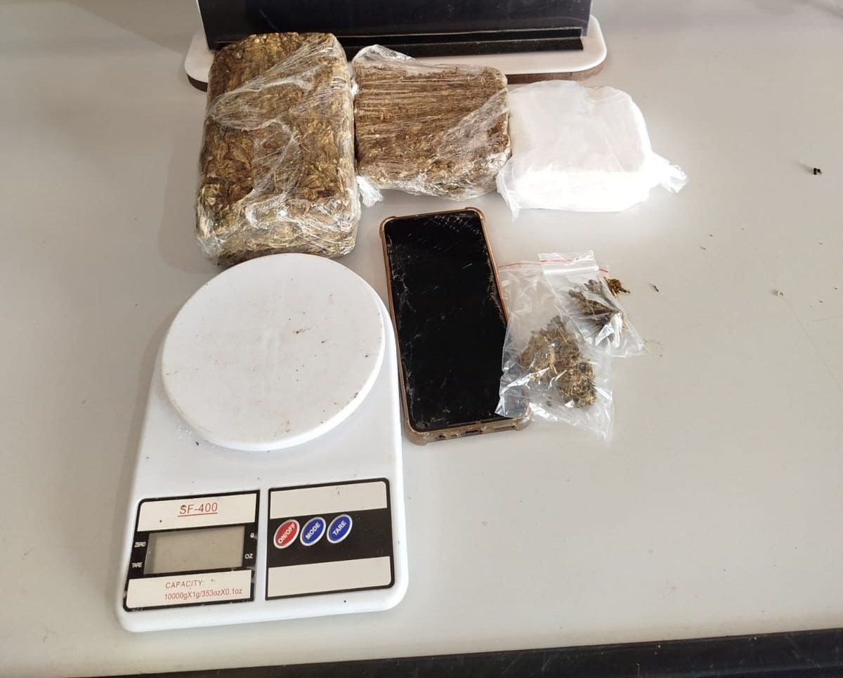 Suspeito é preso com drogas e moto usada em entregas no bairro Panamá