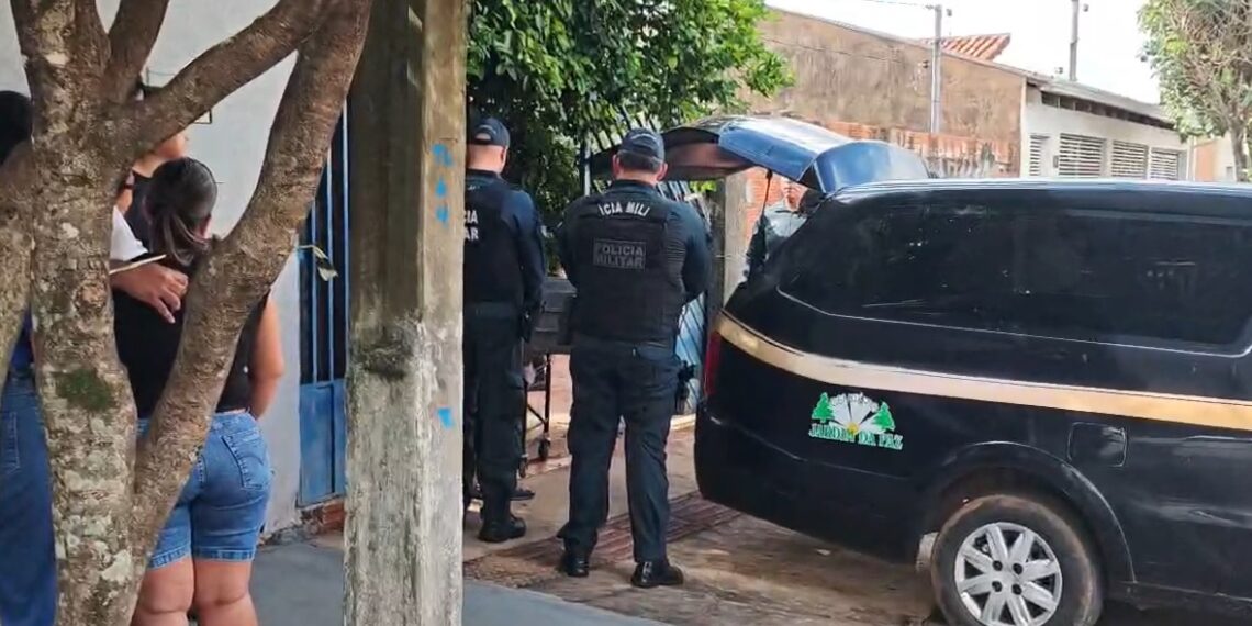 Vizinhos acusam companheiro de assassinar subtenente em Campo Grande e protestam contra suspeito