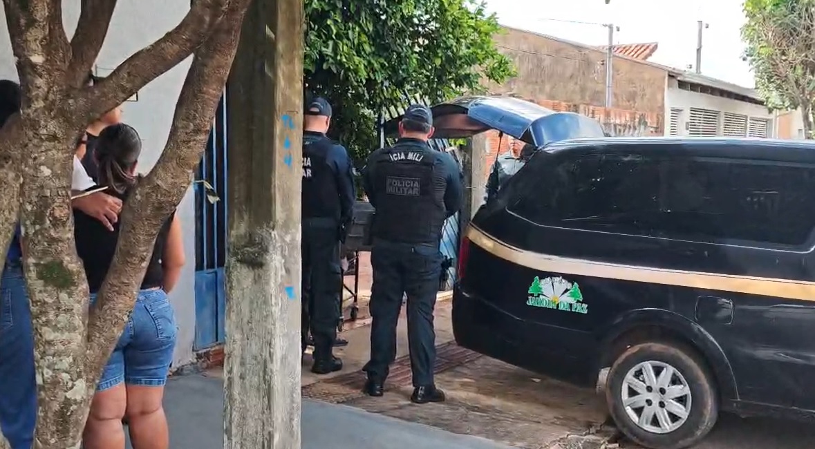 Vizinhos acusam companheiro de assassinar subtenente em Campo Grande e protestam contra suspeito