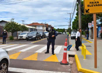Fiscalização e educação reforçam trânsito em áreas escolares Fiscalização e educação reforçam trânsito em áreas escolares