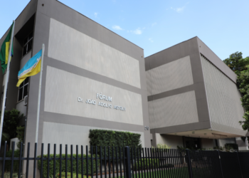 Mulher que esfaqueou marido após agressão é solta pela Justiça