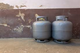 Invasão silenciosa: ladrão leva comida e botijão de casa