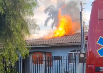 Incêndio destrói casa e equipamentos de trabalho e família agora depende de ajuda solidária Incêndio destrói casa e equipamentos de trabalho e família agora depende de ajuda solidária