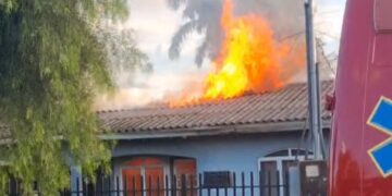 Incêndio destrói casa e equipamentos de trabalho e família agora depende de ajuda solidária