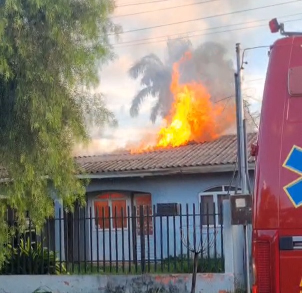 Incêndio destrói casa e equipamentos de trabalho e família agora depende de ajuda solidária