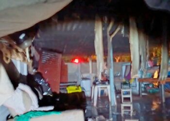 Homem ateia fogo na própria casa e foge durante a madrugada