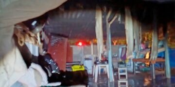 Homem ateia fogo na própria casa e foge durante a madrugada