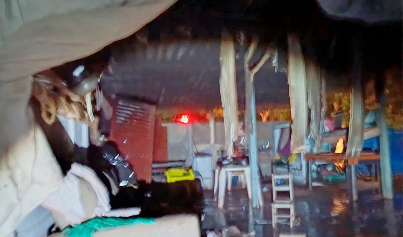 Homem ateia fogo na própria casa e foge durante a madrugada