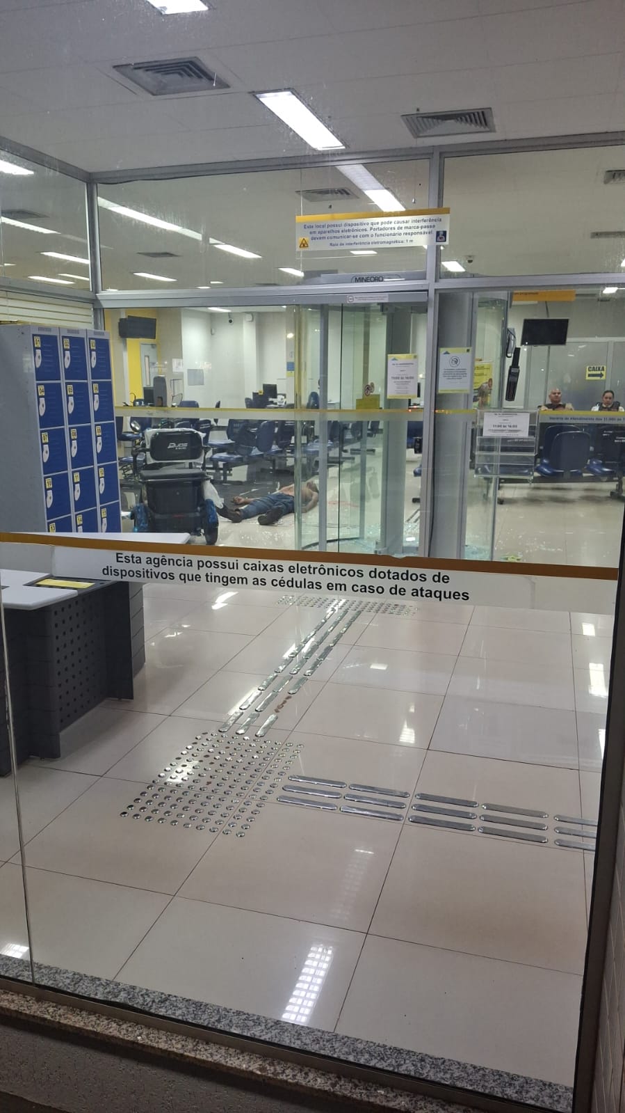 Em surto, homem com tornozeleira morre após invadir banco em Campo Grande